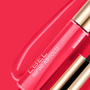 Labios intensos y mirada profunda