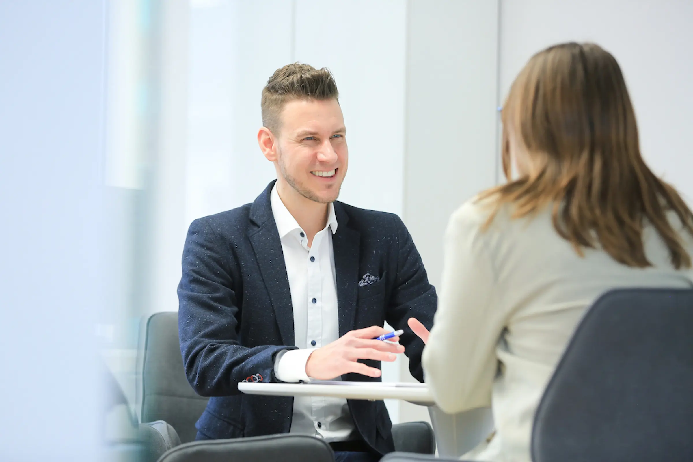 Valentin Haußmann in einem Beratungsgespräch mit Kundin