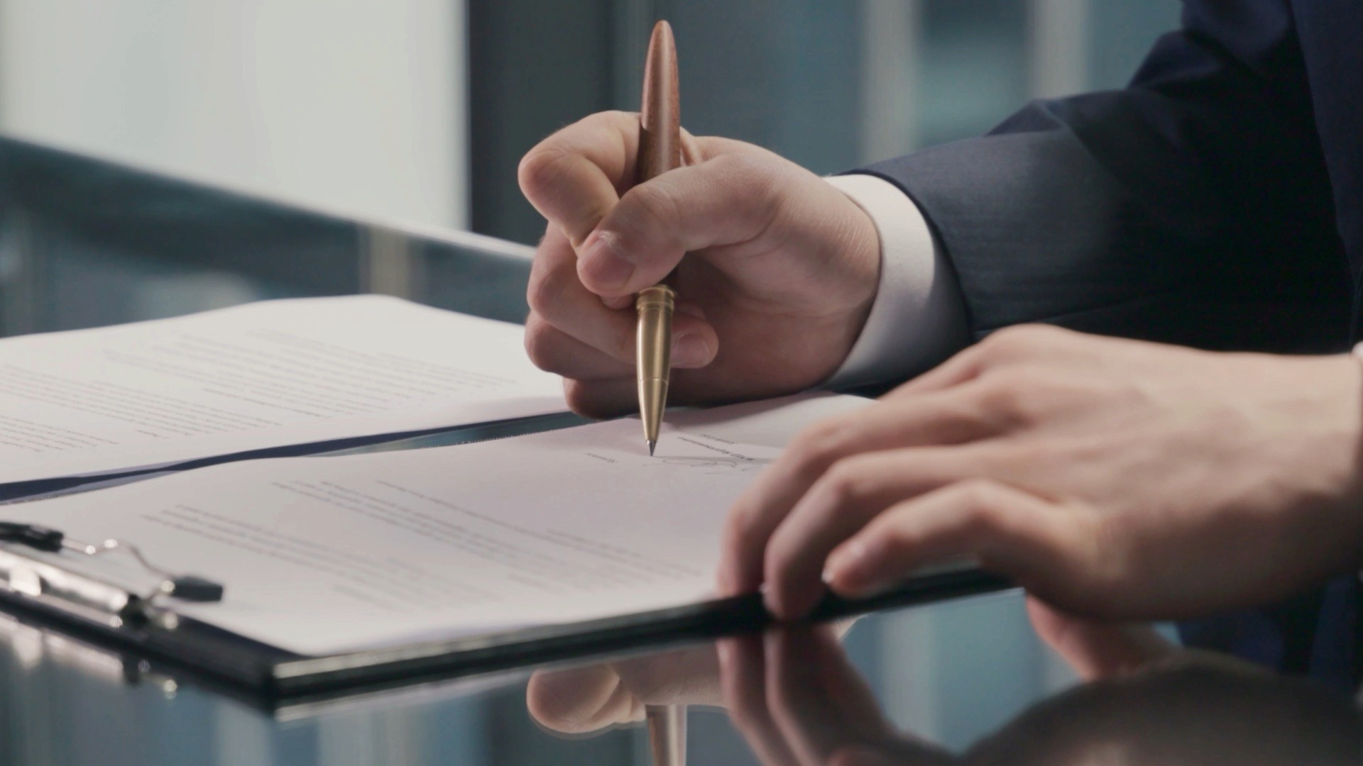 더블유엠디(WMD) M&A 계약 체결 과정을 상징하는 계약서 서명 장면