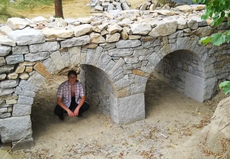 Trockengemauerte Gewölbebrücke