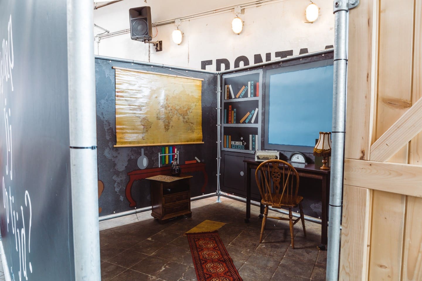 Mobiele Escape Room van The Box Company met het uierlijk van een oud kantoor