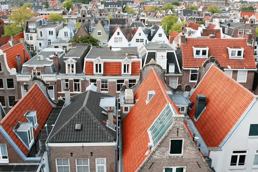 Meerdere huizen met schoorstenen