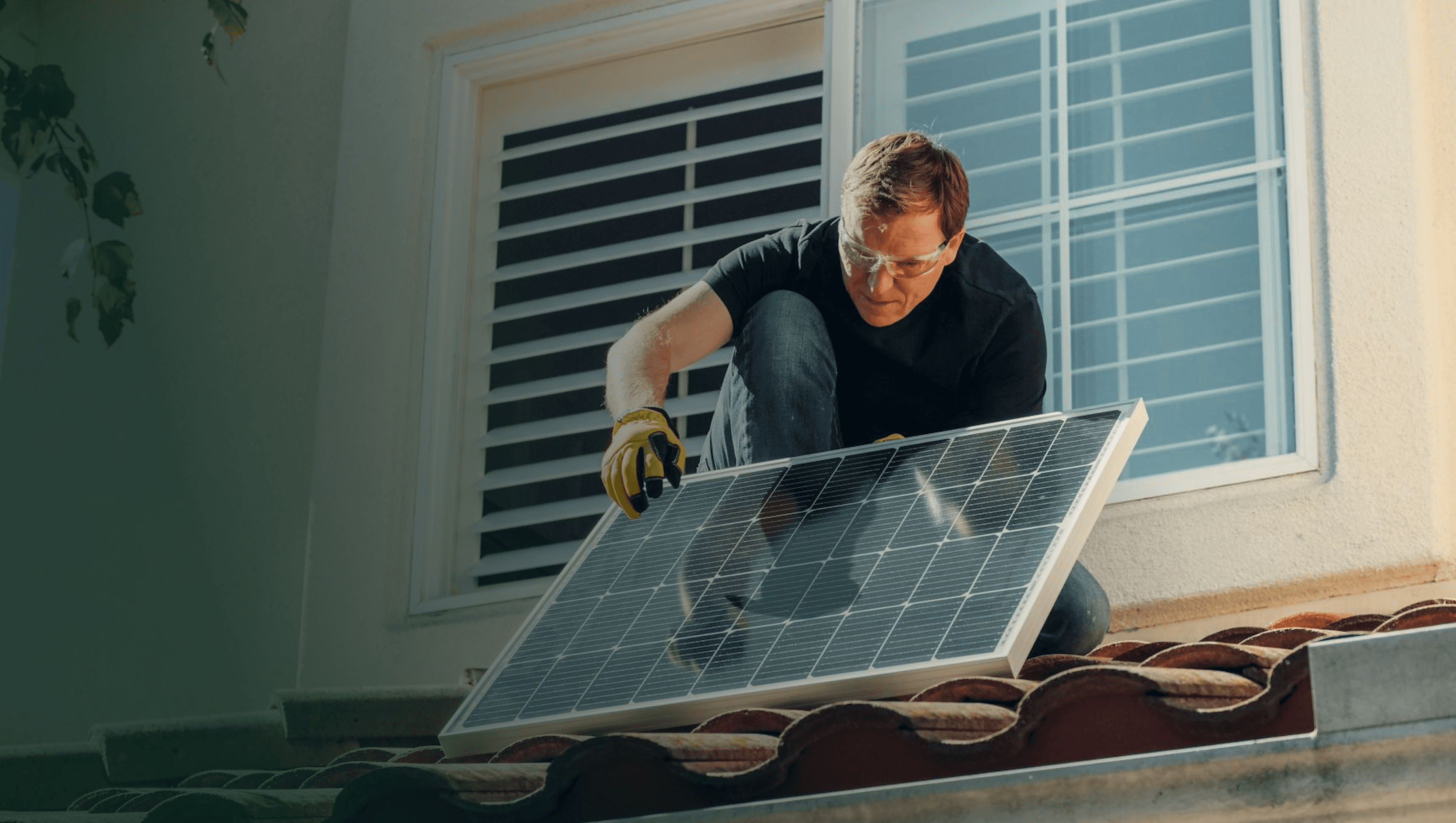 Bauherr Photovoltaik Installation mit Viathermo Baupakket