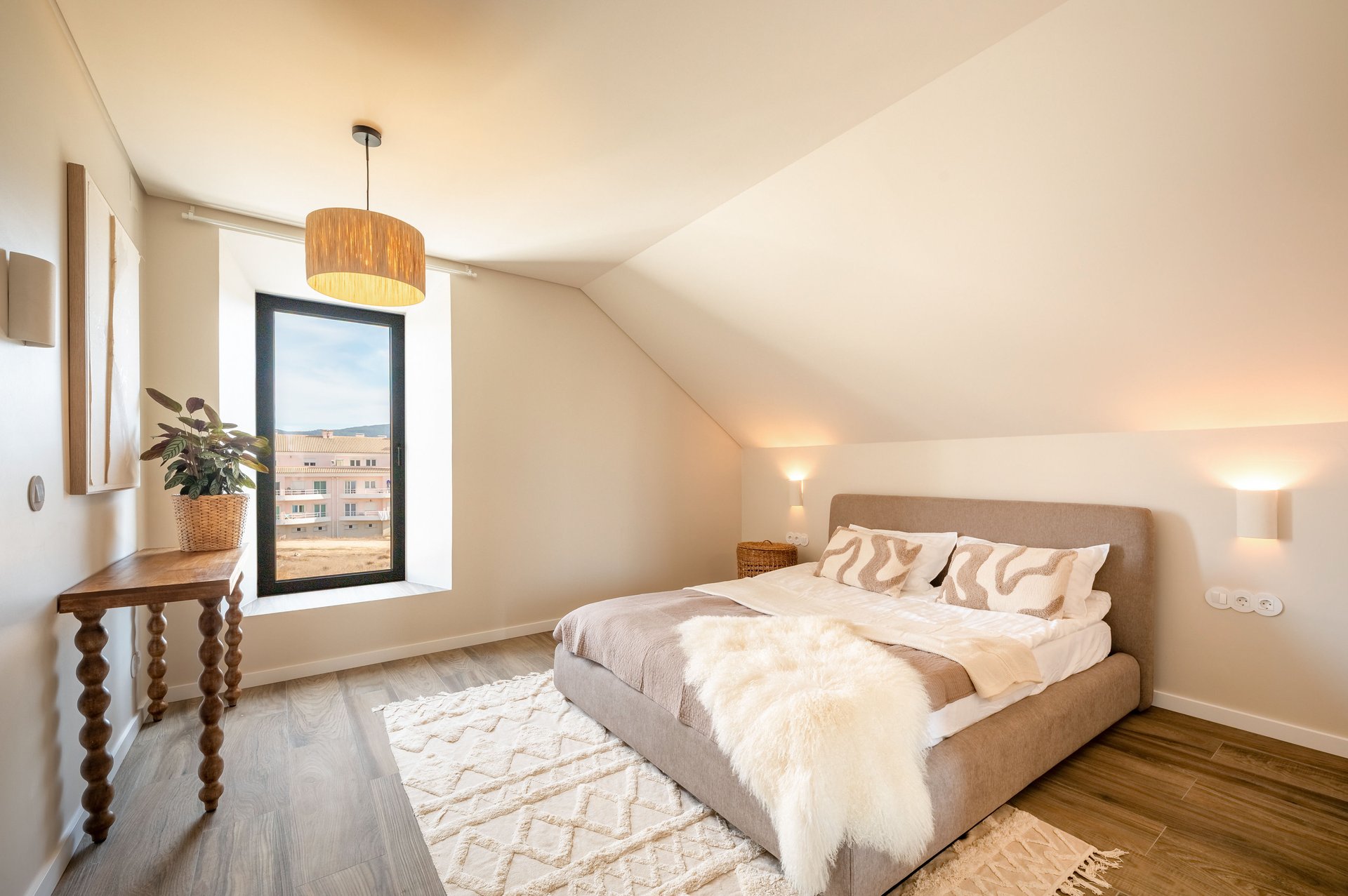 Bedroom with natural light at Villa Flora