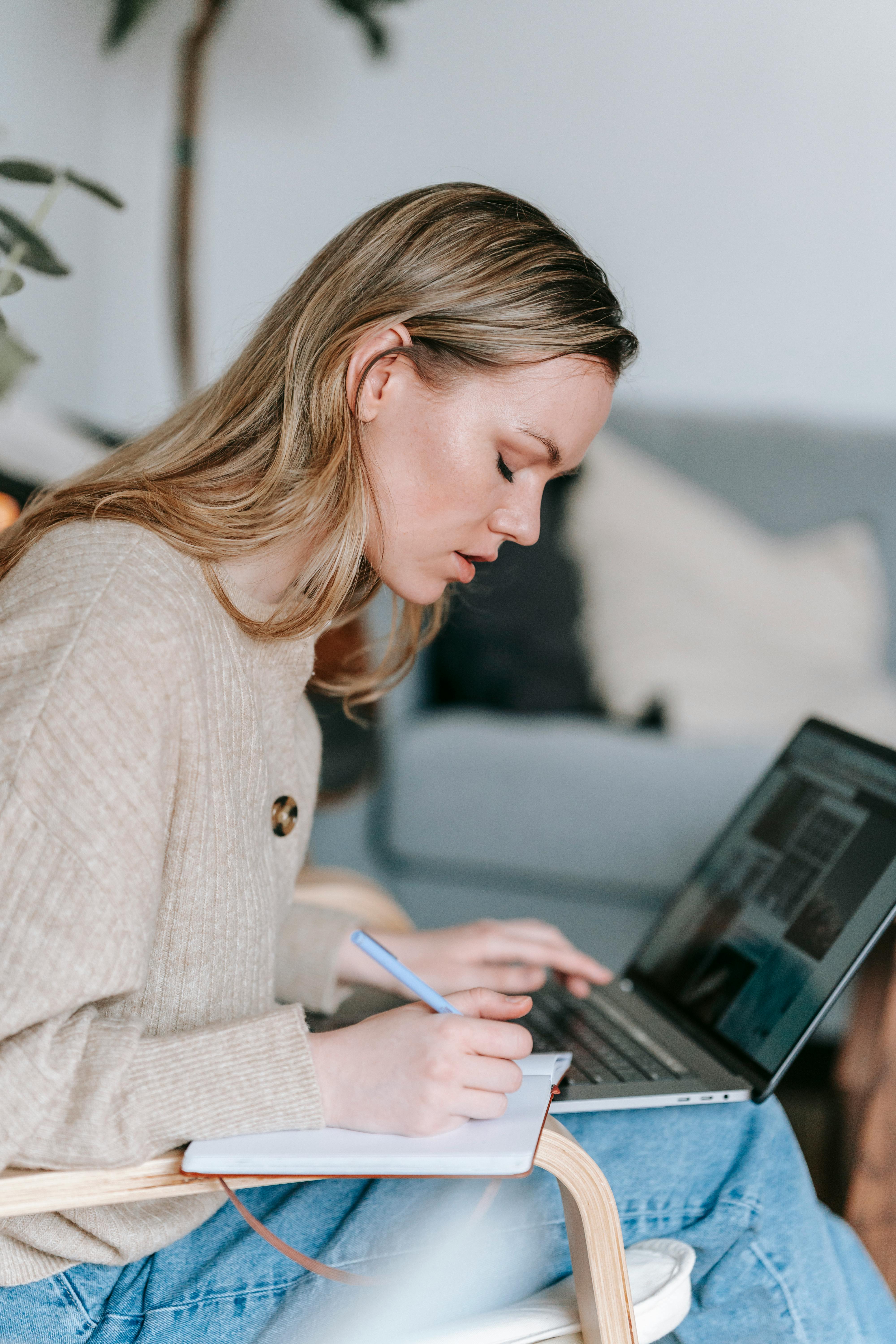 Professionista concentrata al laptop: studio online e aggiornamento competenze
