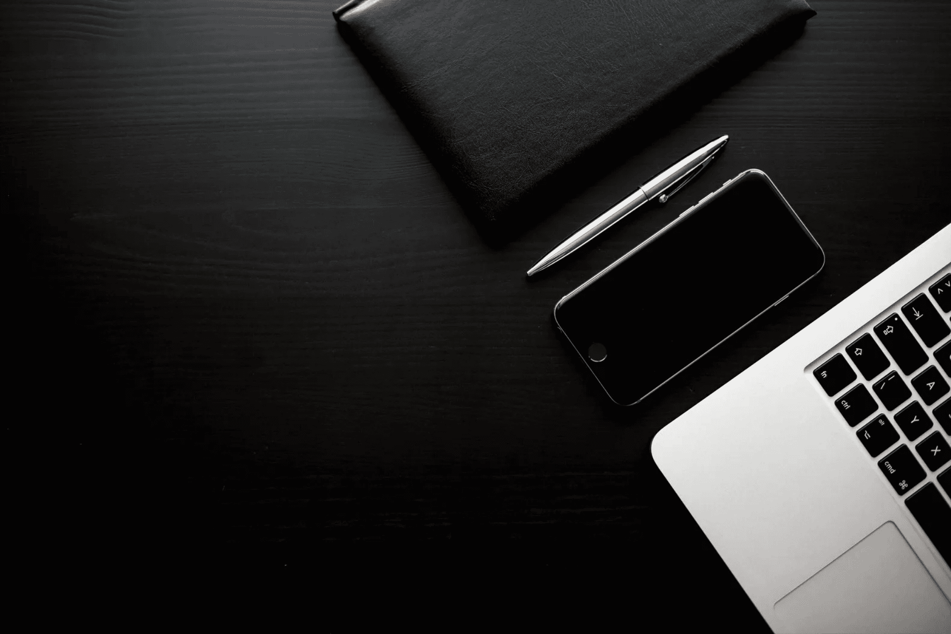 Arbeitsplatz mit Notizen, Handy und Laptop