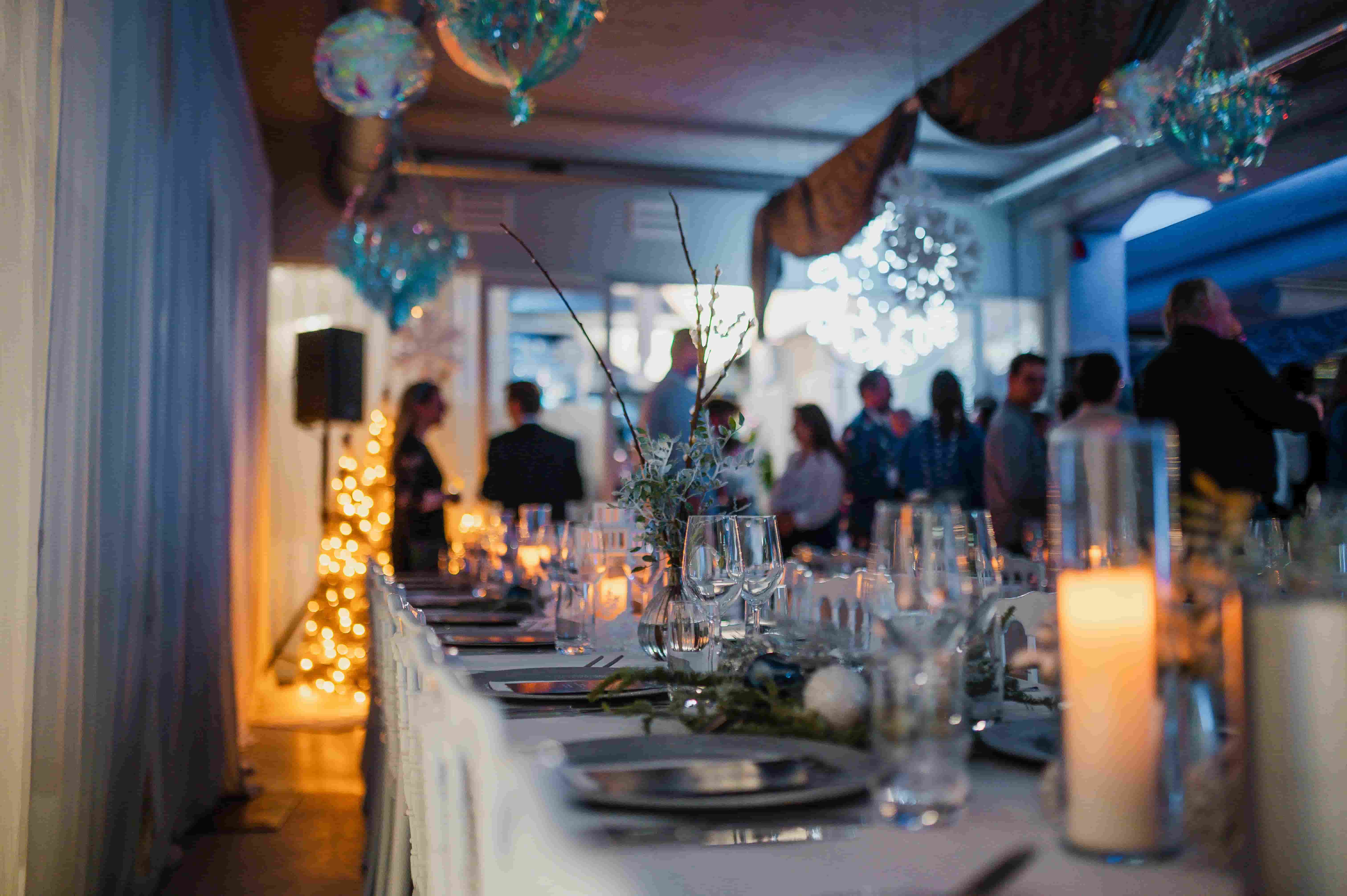 Sfeervol Winter Wonderland bedrijfsfeest met winterdecor en diner setting in Amsterdam