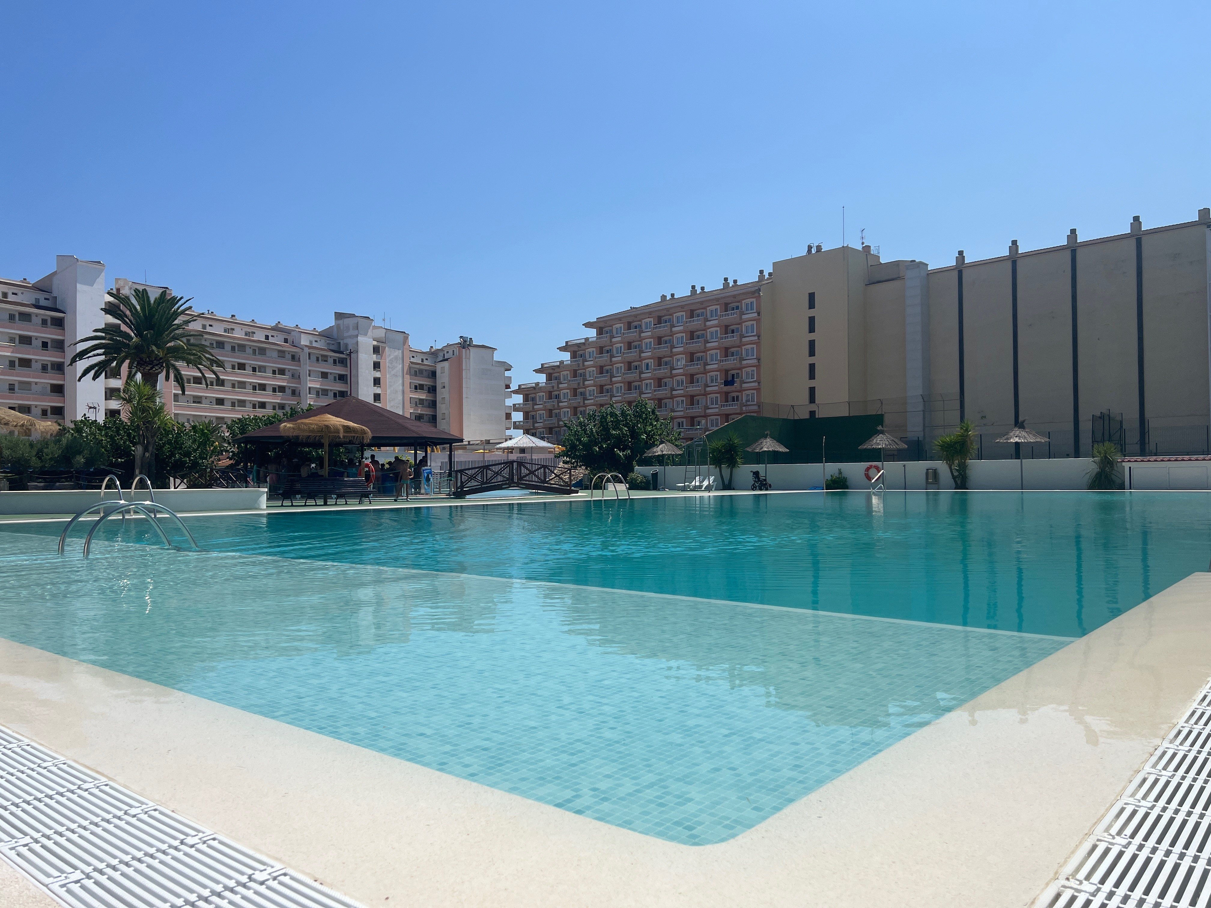 Image of chalet next to mountains