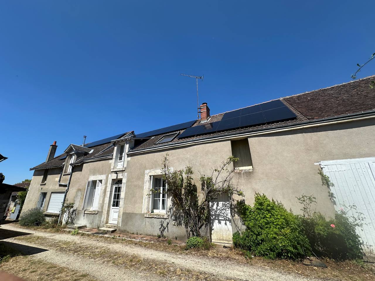 Photo d'un toit d’une maison à Marolles équipée de panneaux photovoltaïques dont l'installation a été faite par Solarock.