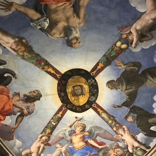 Un affresco raffigura esseri celesti, tra cui un anziano uomo barbuto, un angelo alato e figure religiose che circondano un medaglione centrale.