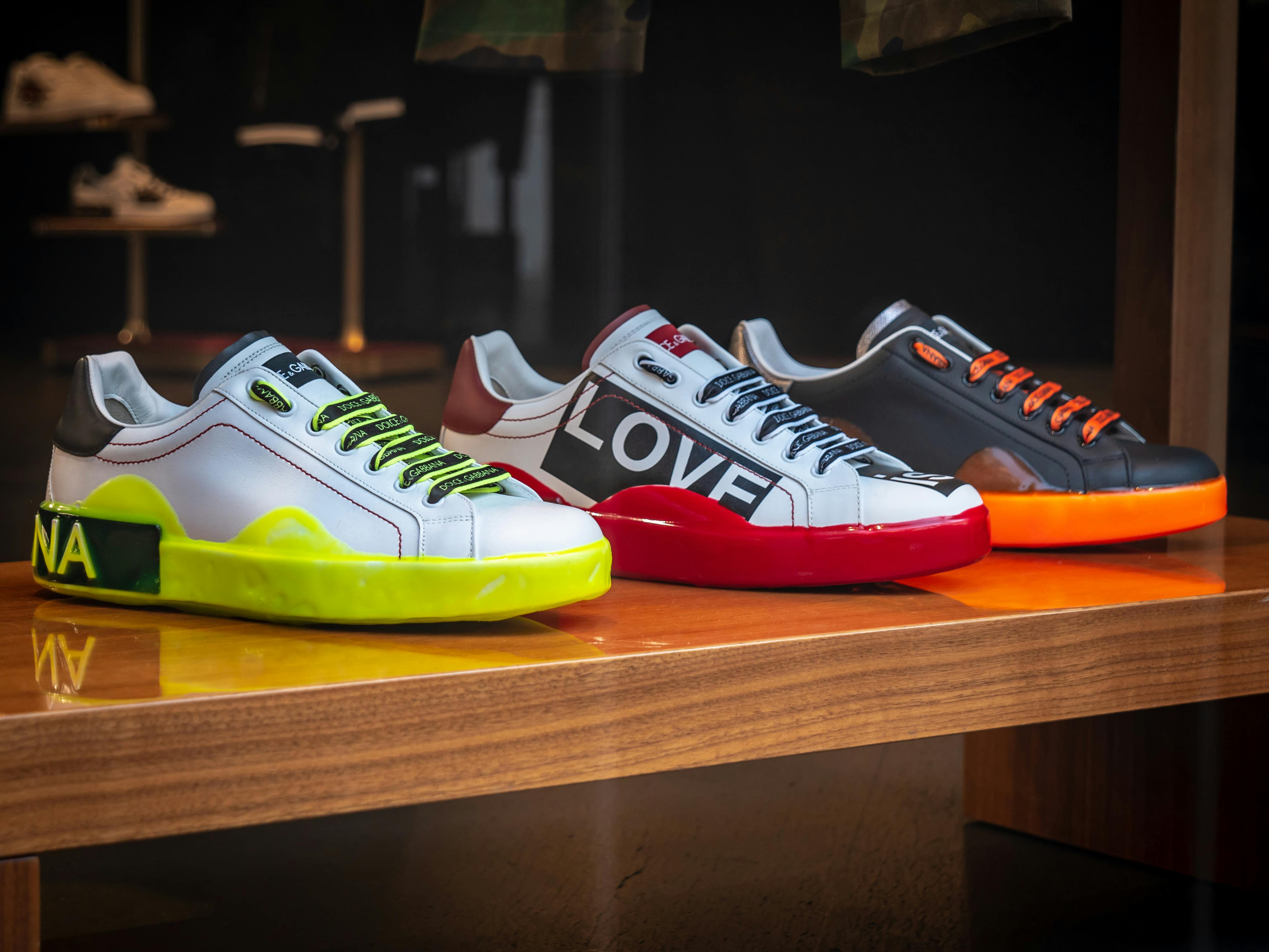 Un étalage de sneakers, dont une avec une inscription "love" qui évoque comment la Stratégie Émotionnelle a permis d'augmenter la rétention client de 35% et de 28% le temps passé sur le site