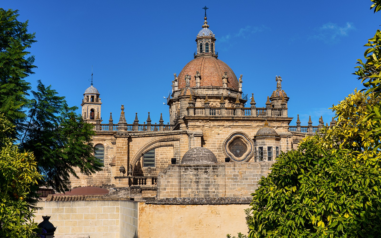 赫雷斯大教堂的圓頂和建築,來自塞維利亞的日間旅行。