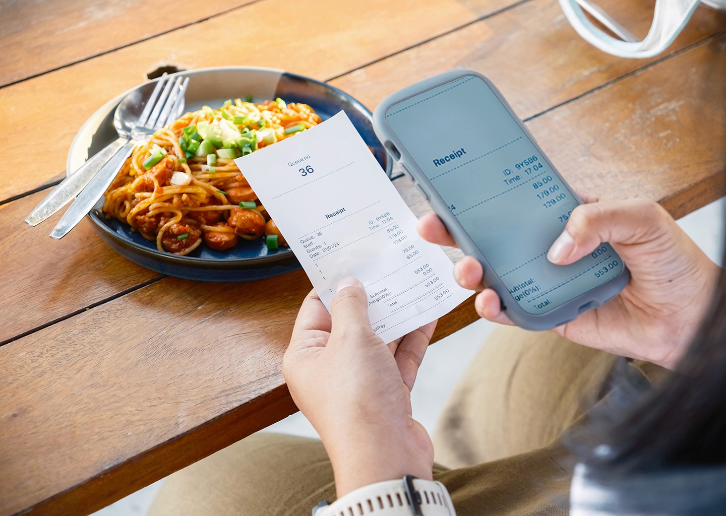 Immagine di un lavoratore mentre sta fotografando uno scontrino con il proprio smartphone