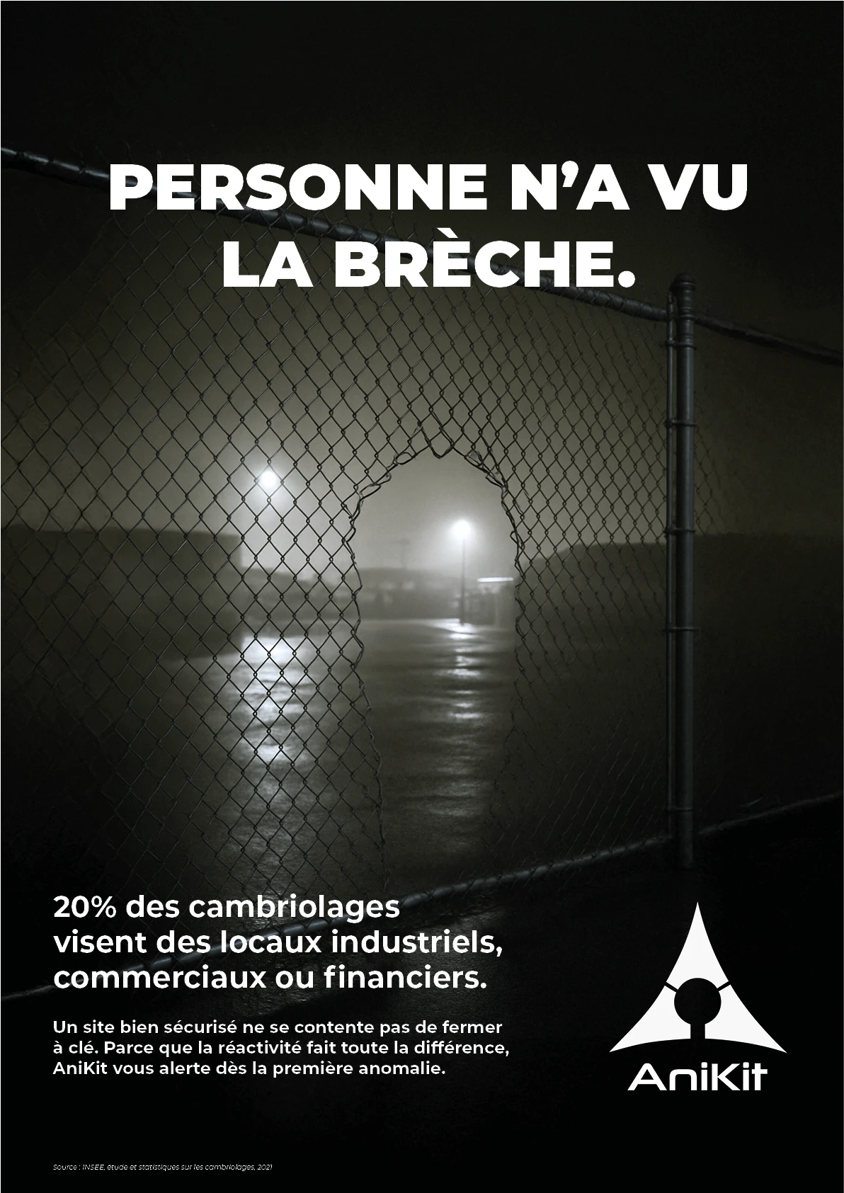 Affiche AniKit personne n a vu la breche avec une cloture decoupee devant un site industriel eclaire la nuit.