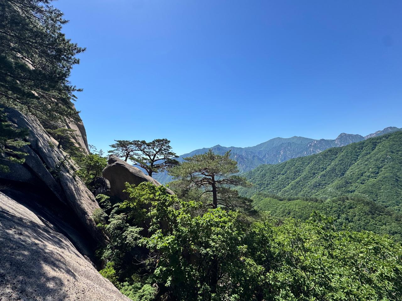 The sheer drop-off from the stairs to Ulsanbawi summit.