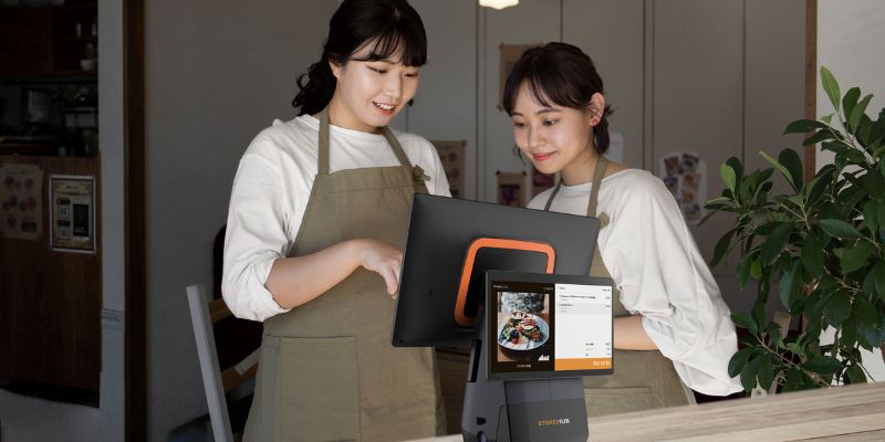 Two female Malaysian business owners with a StoreHub POS