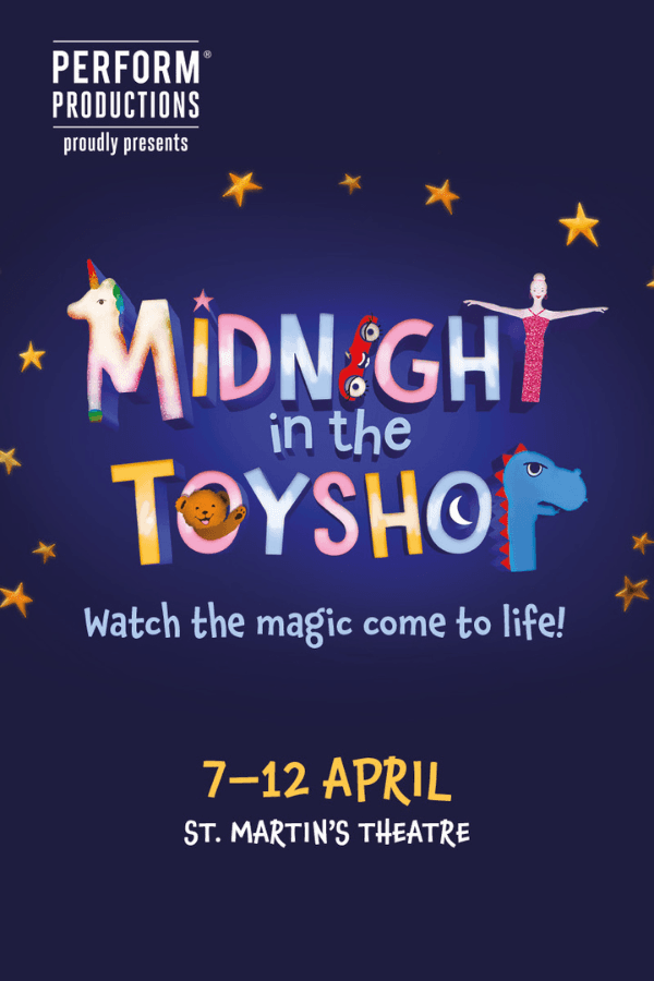 ‘মিডনাইট ইন দ্য টয়শপ’ ওয়েস্ট এন্ড শো-এর লোগো, যেখানে তারকা ও খেলনা চরিত্র রয়েছে।