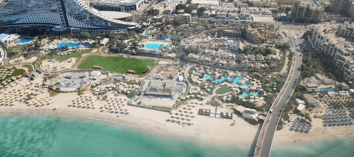 إطلالة جوية على منطقة جميرا 3، بما في ذلك الفيلات والشقق الفاخرة المتواجدة في المنطقة.