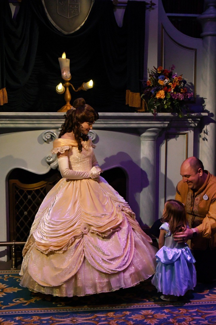 Bebê olhando um para a princesa Bela, em visita em parque da Disney
