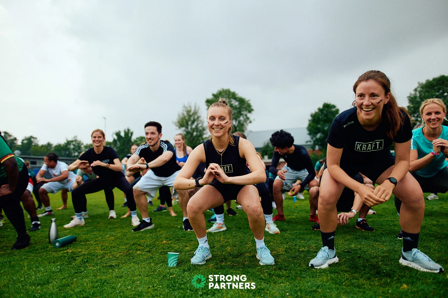 Junge Menschen trainieren ind er Gruppe draußen