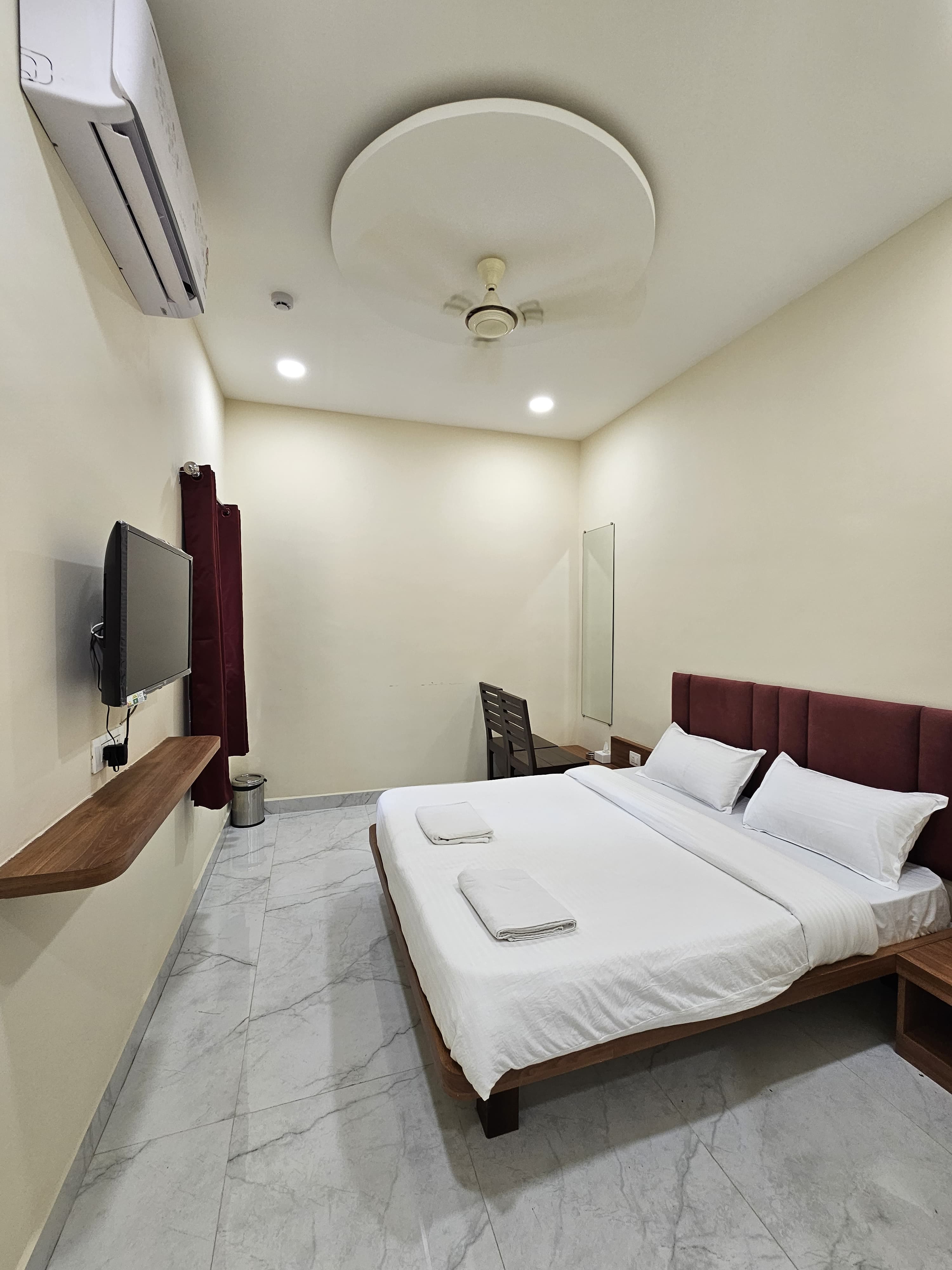 Room amenities at Wavelash Resort in Gorai.