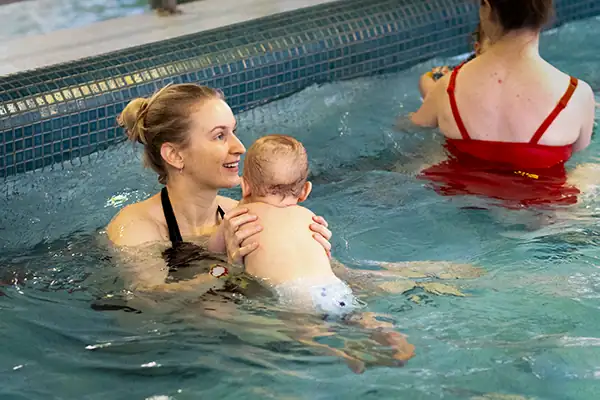 maminka s ditetem v bazenu