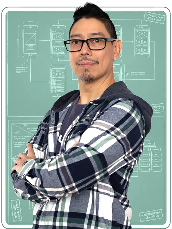 Carlos López frente a un pizarrón de trabajo con diagramas de flujo y esquemas de interfaz, representando la fase de ideación y validación técnica de un proyecto digital.