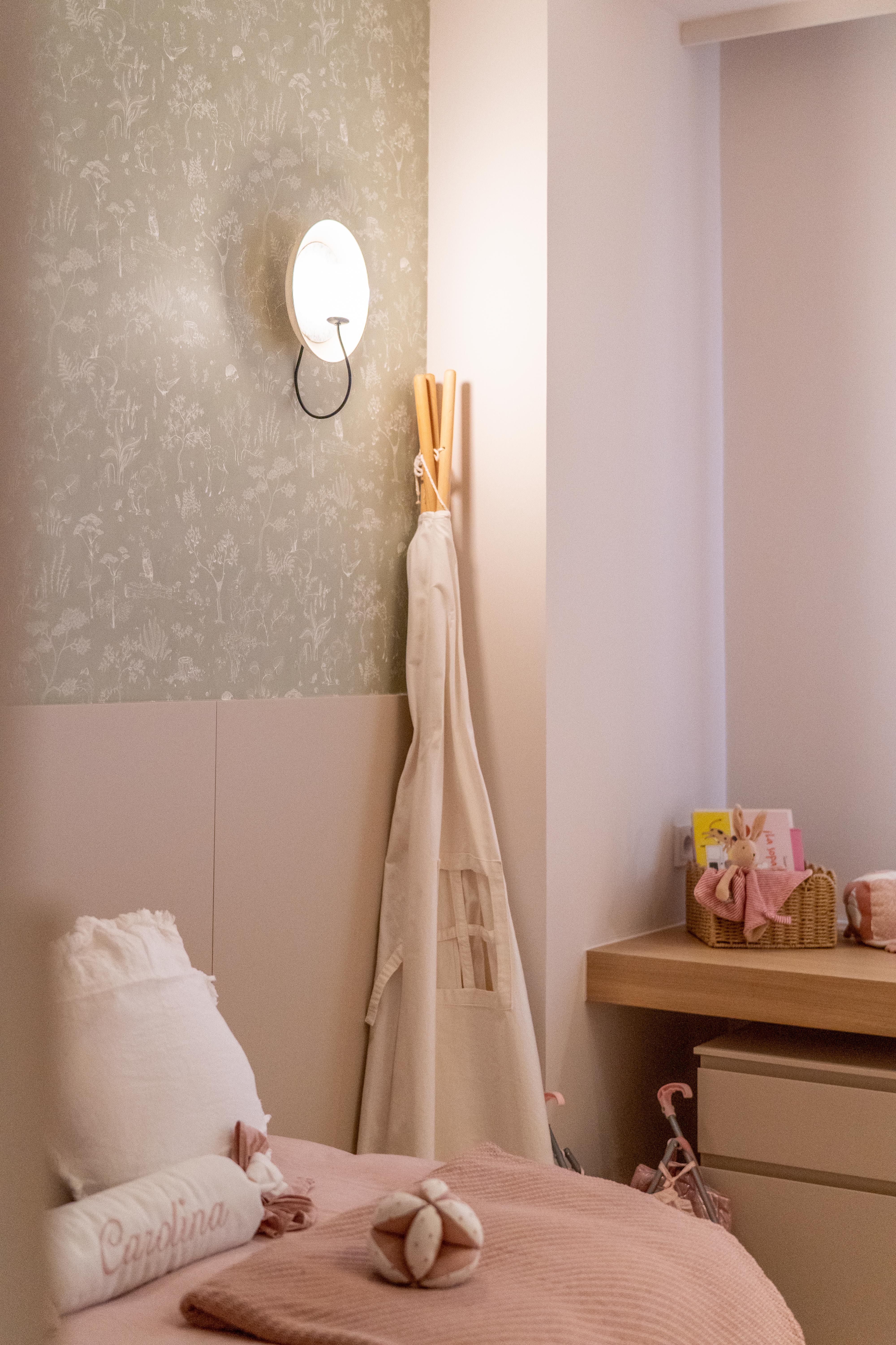 Habitación infantil con tonalidades rosa y papel pintado azul