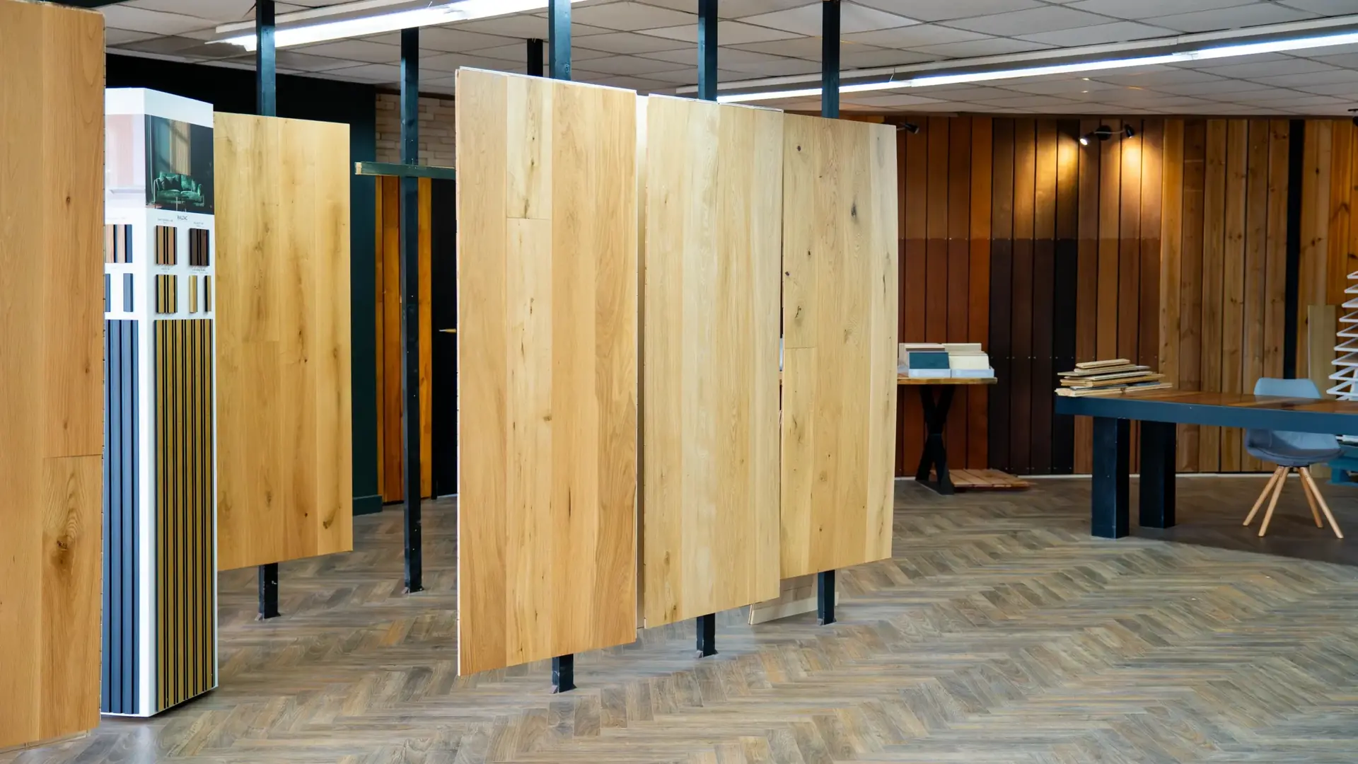 Panneaux de parquet et espace de conseil dans le showroom Aliénor Parquet à Mérignac