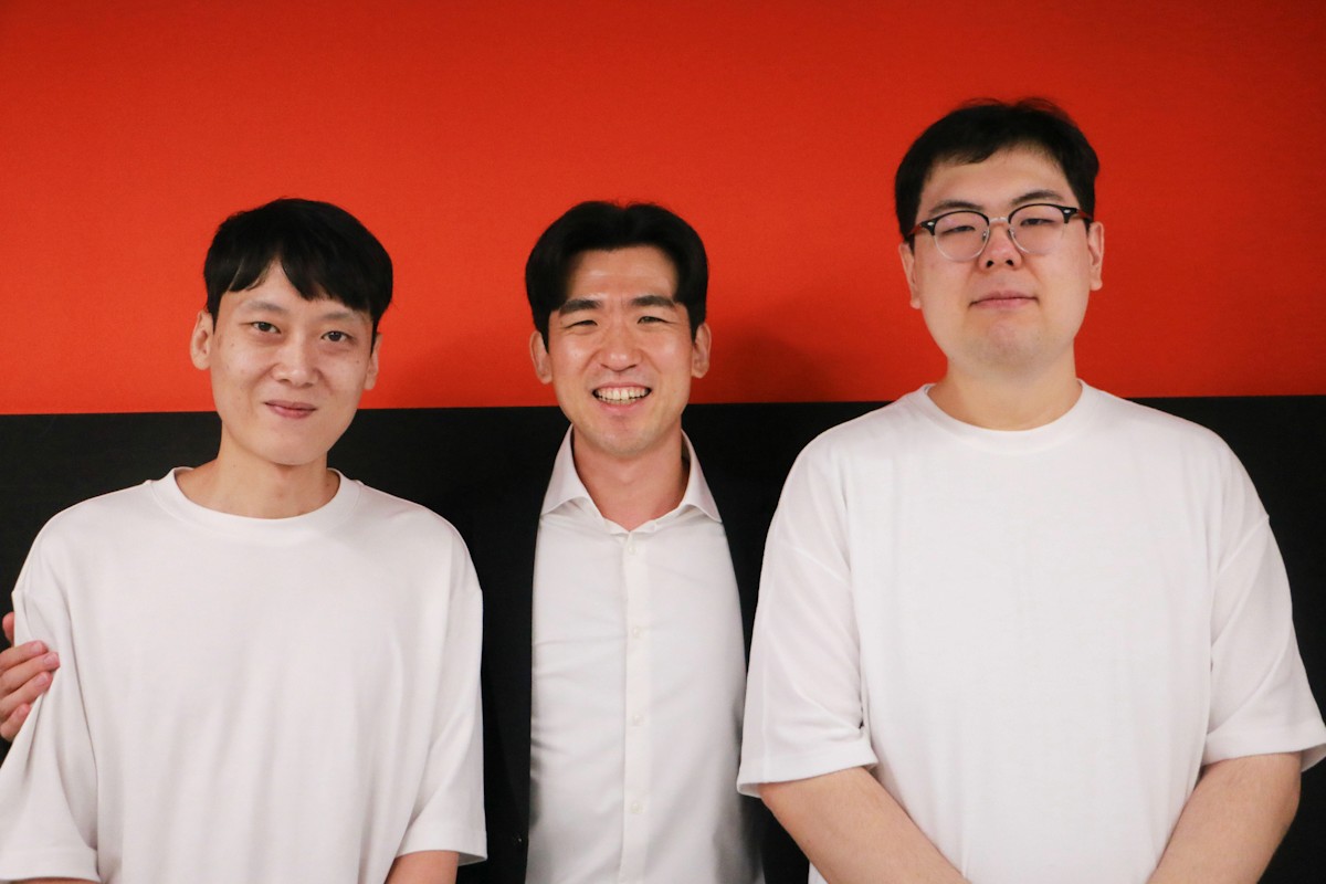하이어인 임정택 대표와 두 장애인 바리스타가 함께 웃으며 사진찍는 모습