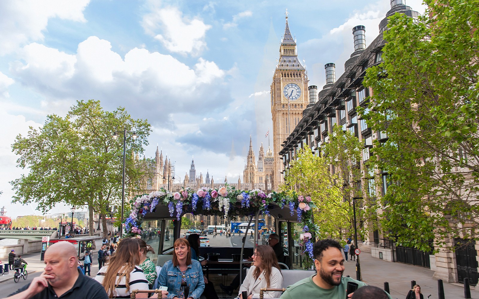 人们在伦敦大本钟附近的巴士酒吧欣赏美景。