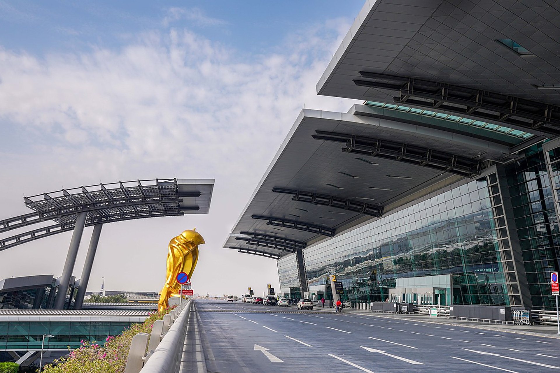 La dépose-minute des départs de l'aéroport Hamad International à Doha, la sculpture dorée sur le parvis, le point de départ de tous les vols