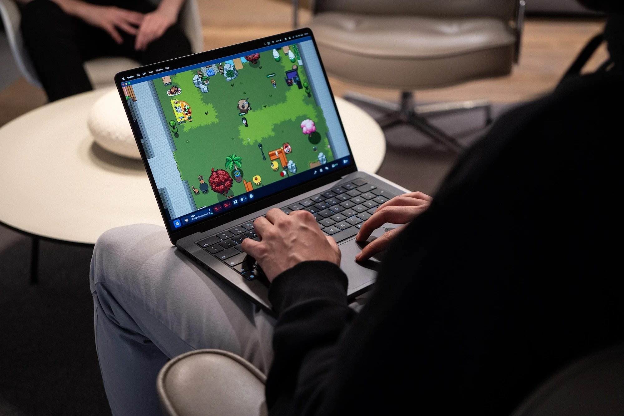 Virtuelles Office Gather läuft auf einem Laptop