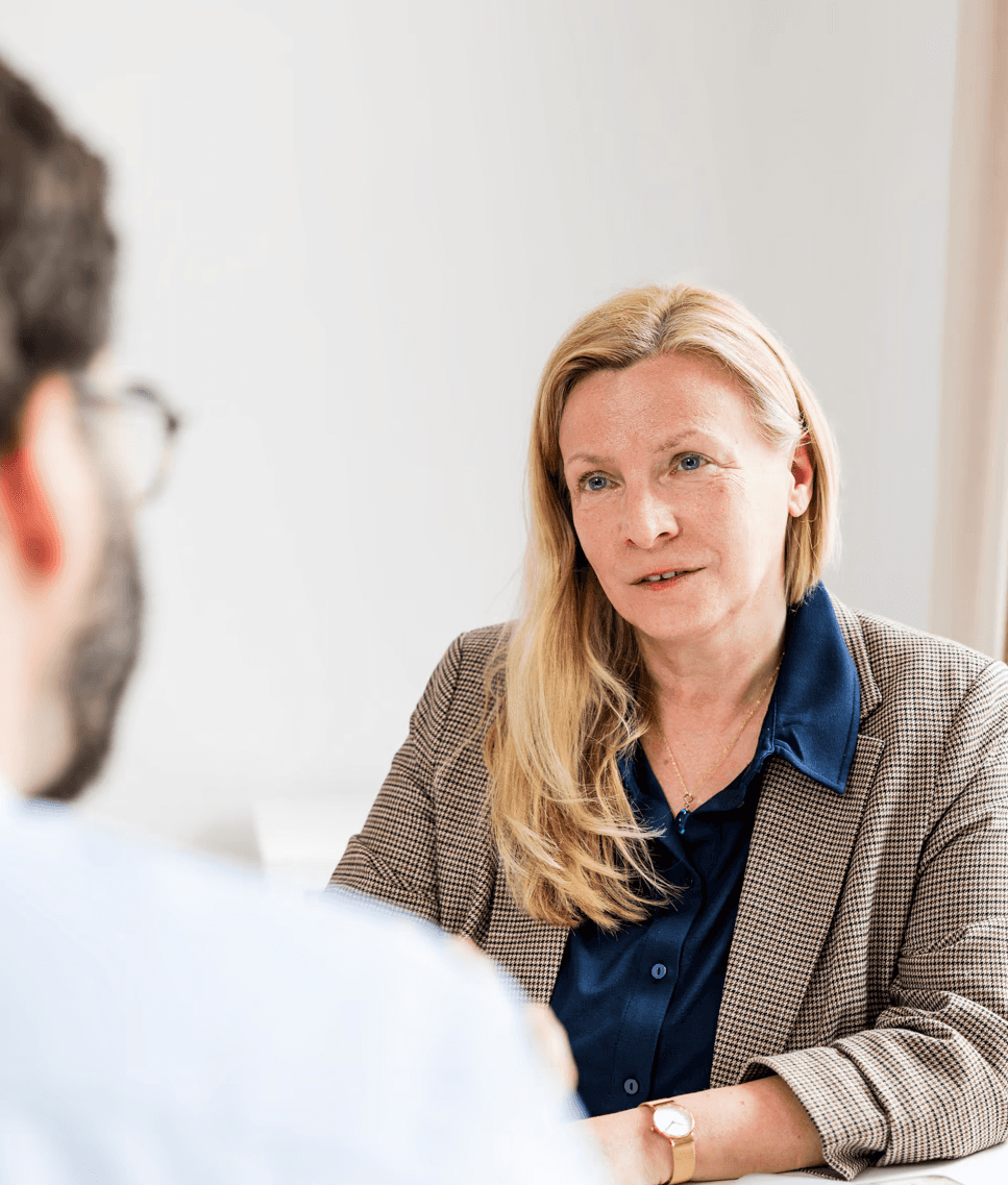 Claudia Widera in an attentive coaching session with a professional client