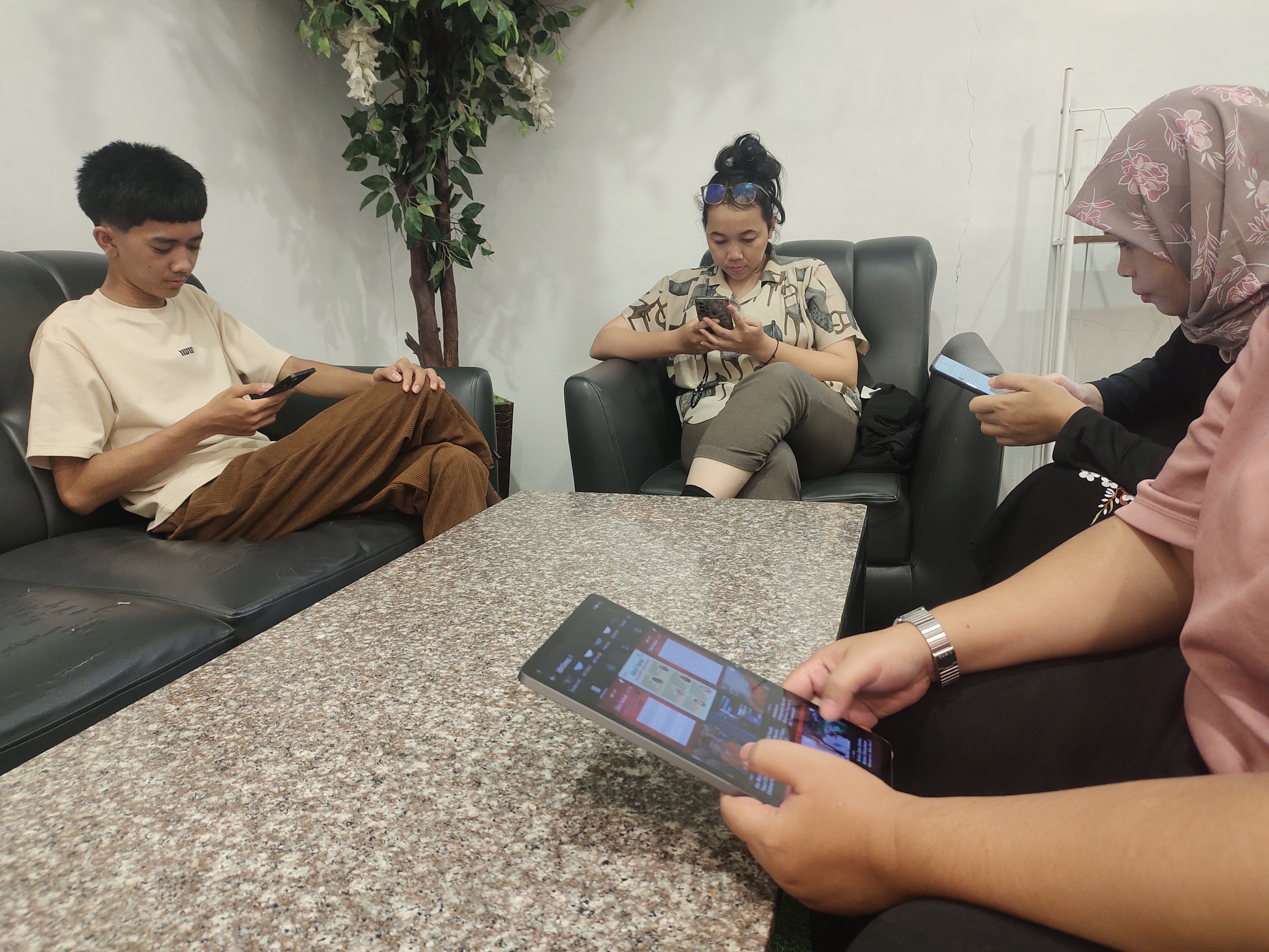 Seorang petani di Bandung, Jawa Barat mengolah tanah untuk penanaman bibit bunga