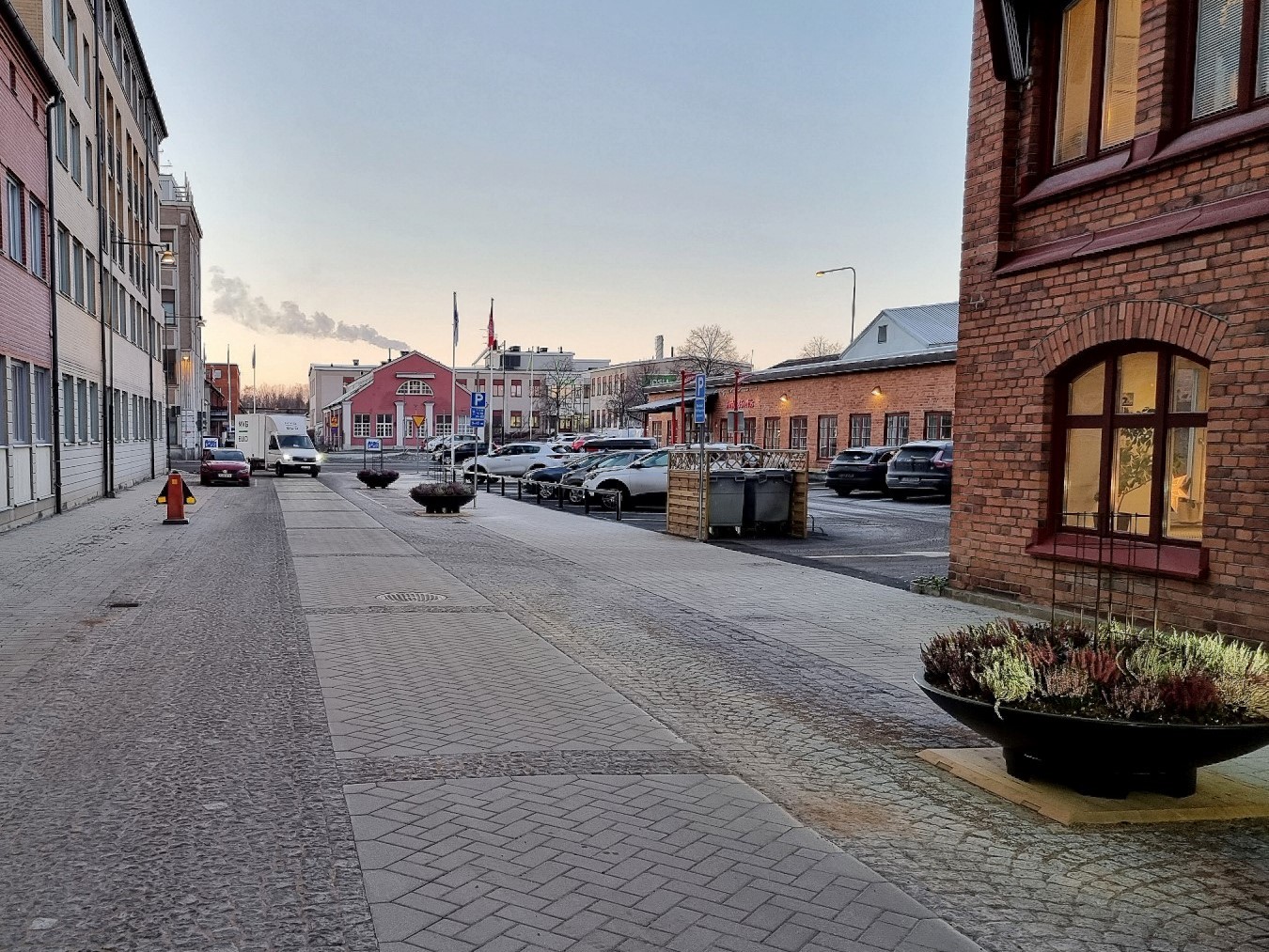 Rua pavimentada em área urbana.