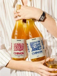 Identité visuelle Honorie déclinée sur des bouteilles de vin