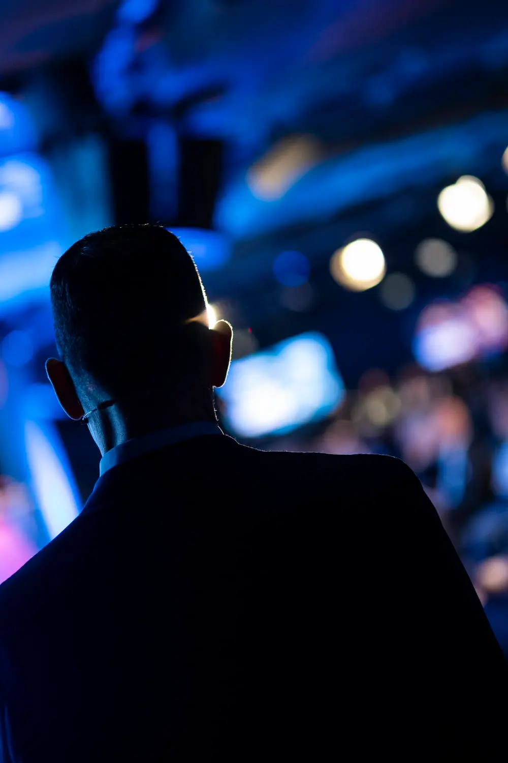Moderator Jens Zimmermann waiting for his entrance at Stuttgarter Sportgespräch 2025
