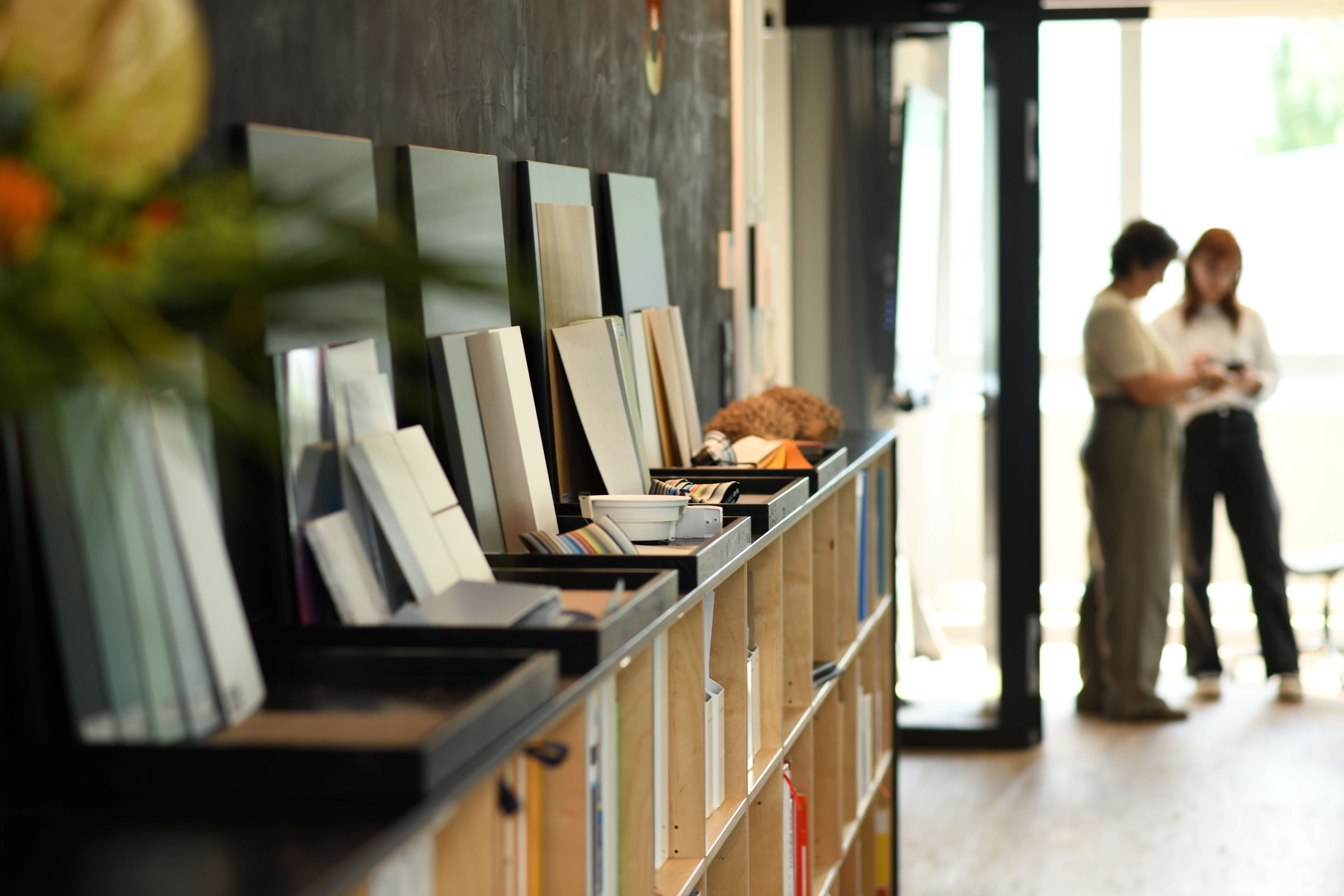 Zwei Arbeitskollegen lachen in Kamera