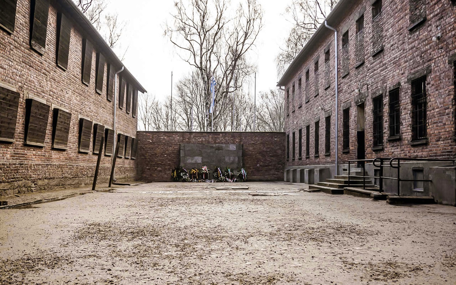 Patio con coronas conmemorativas en el campo de concentración de Auschwitz, Polonia.