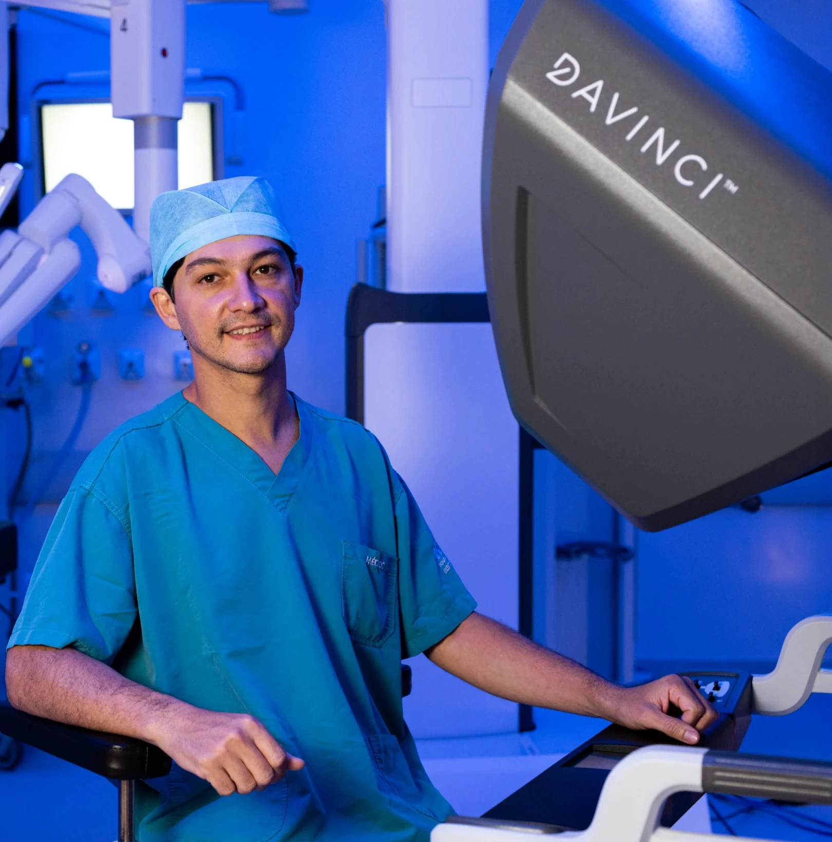 Sala cirúrgica do Centro de Cirurgia Robótica do Grupo Santa com sistema Da Vinci em operação, Brasília