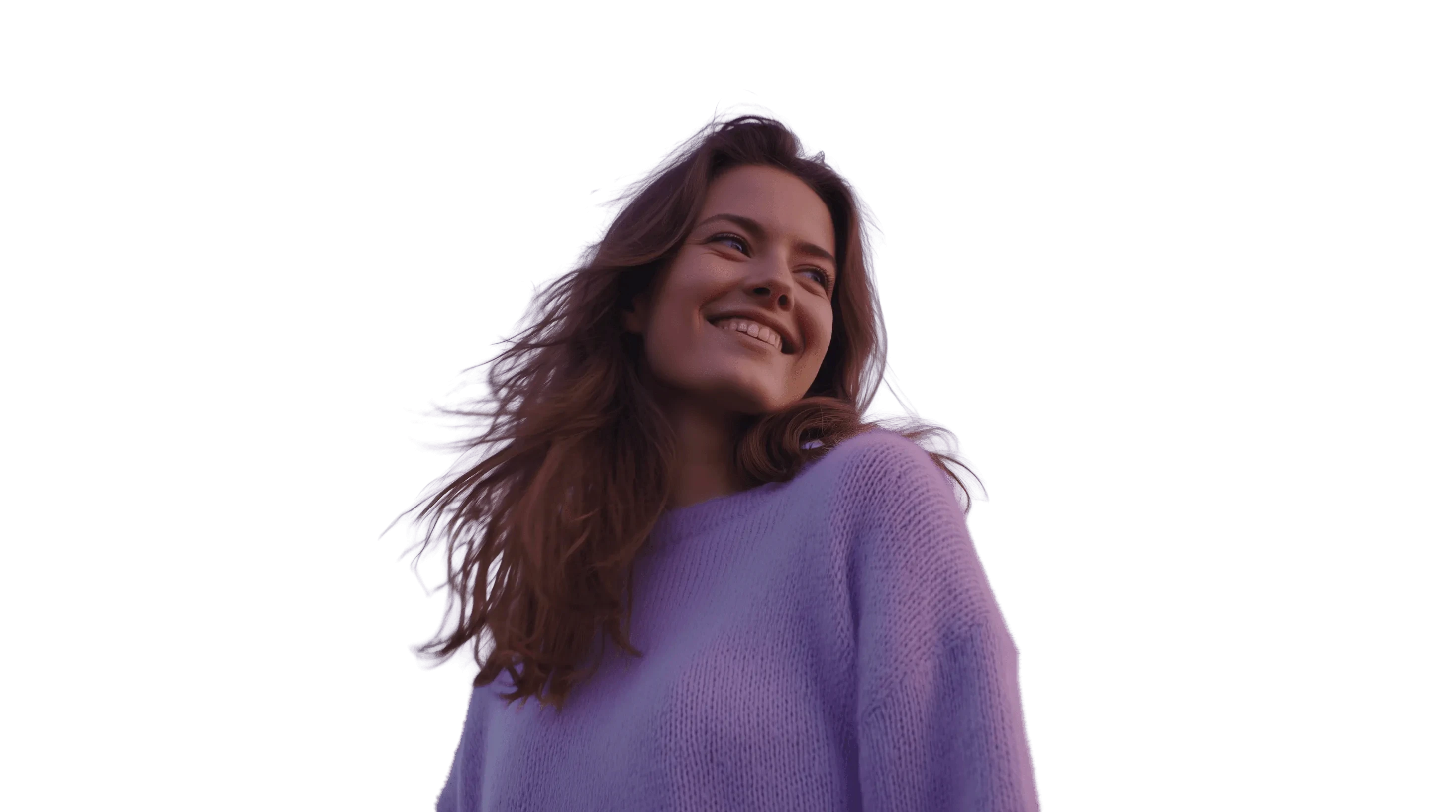 Lachende vrouw met lang haar in een paarse trui, voor een zachte achtergrond.