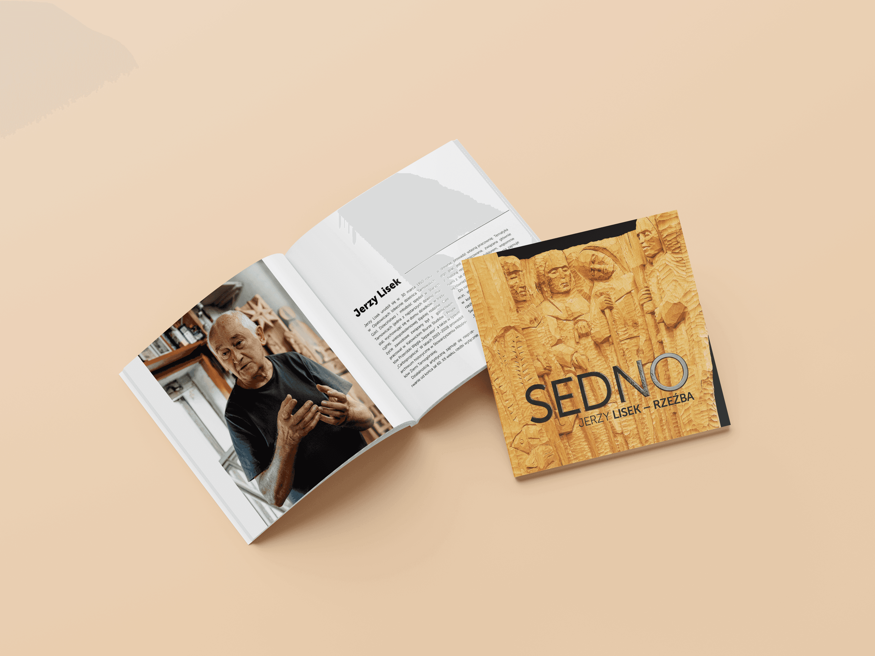 Otwarty katalog na rozkładówce z autorem Jerzym Liskiem oraz z drugim zamkniętym, widać okładkę