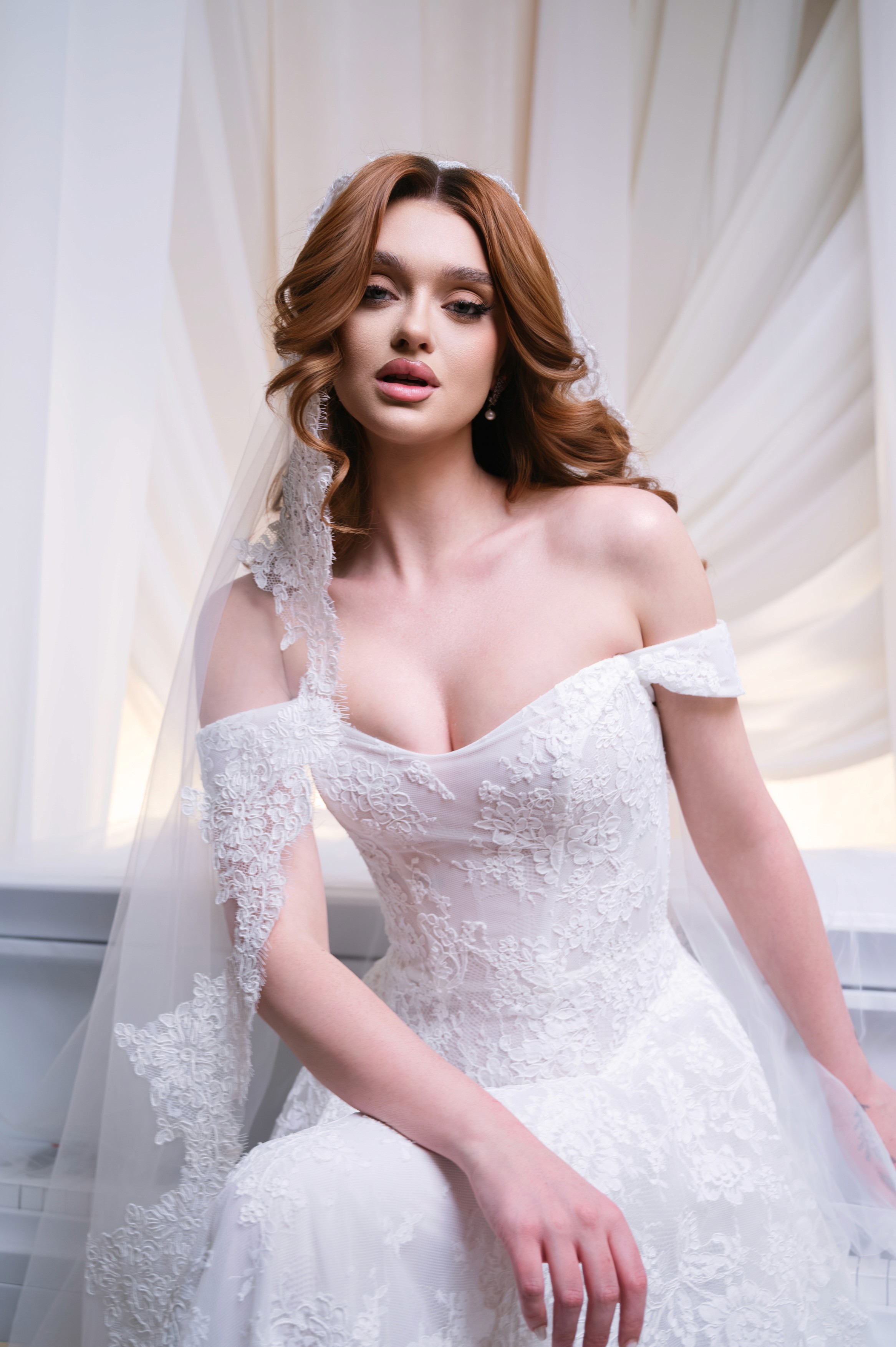 Prim-plan cu rochia miresei într-un decor luminos și sofisticat, fotografie de nuntă în București