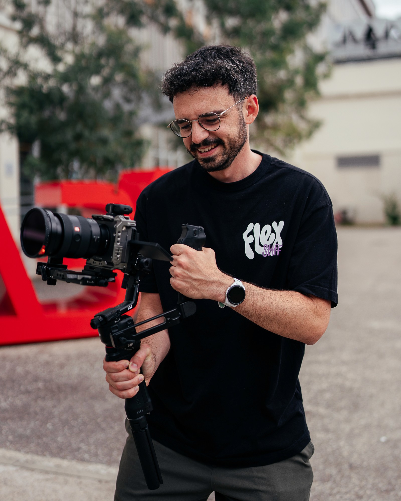 Yoan Bourgeois, vidéaste de l'équipe Flex Réalisation, caméra sur stabilisateur en extérieur