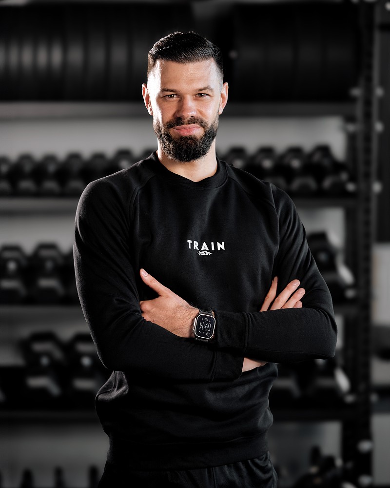 Fotografia portretowa przedstawiająca trenera z Train Better na siłowni