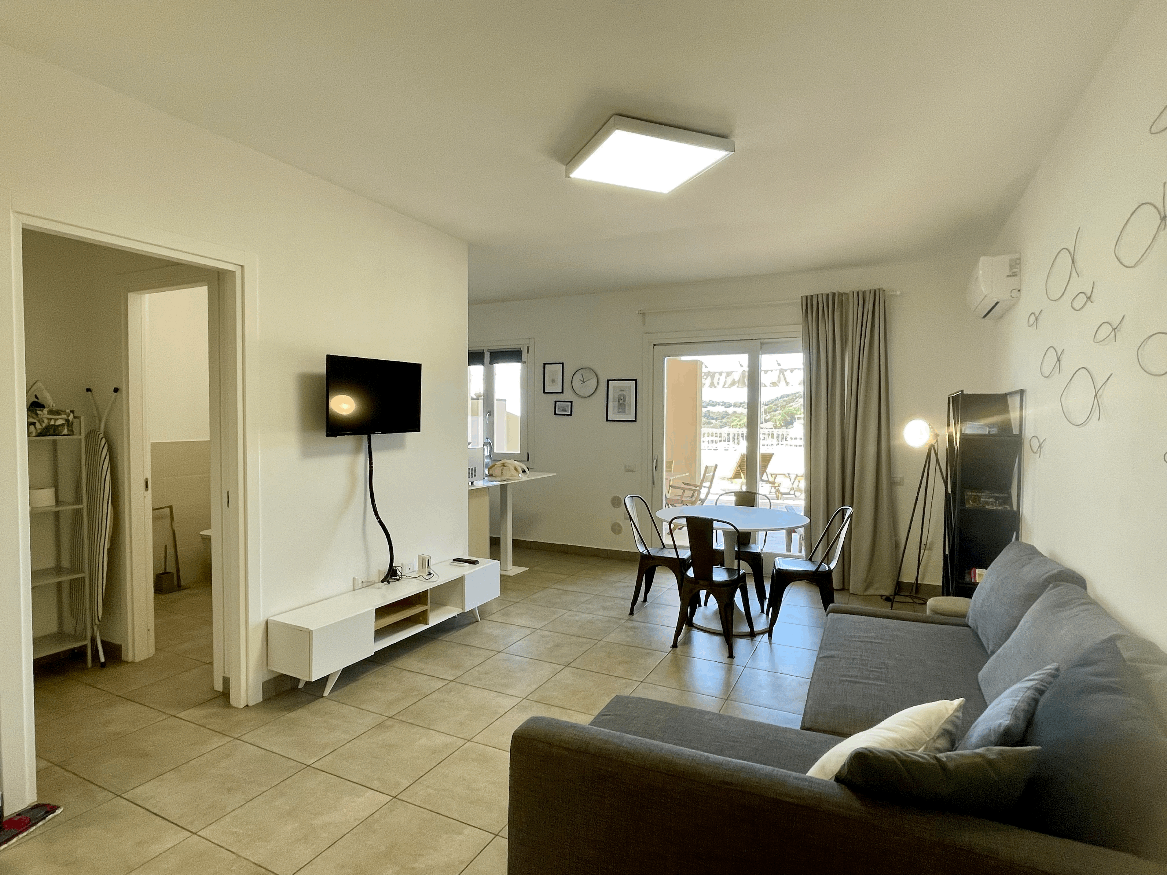 Salone del Trilocale Shardana Superior con divano e accesso esterno