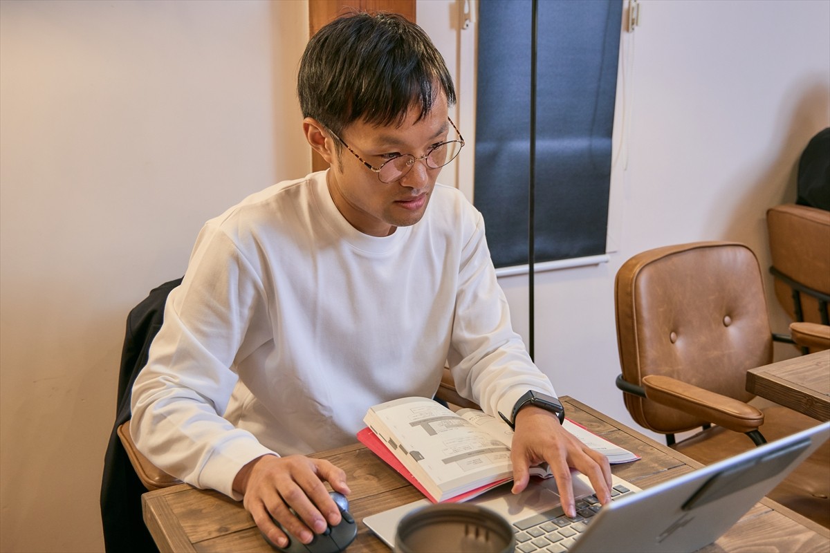 業務中の設計グループ井上