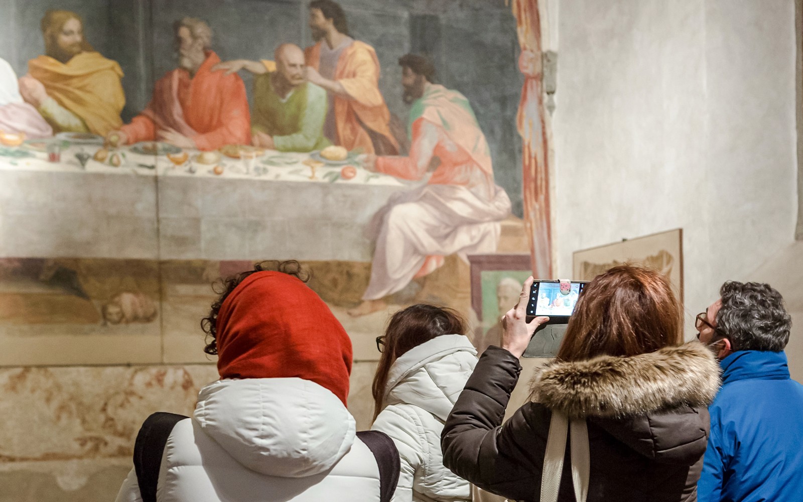 Goście obserwujący freski w Kaplicy Brancaccich we Florencji, Włochy.