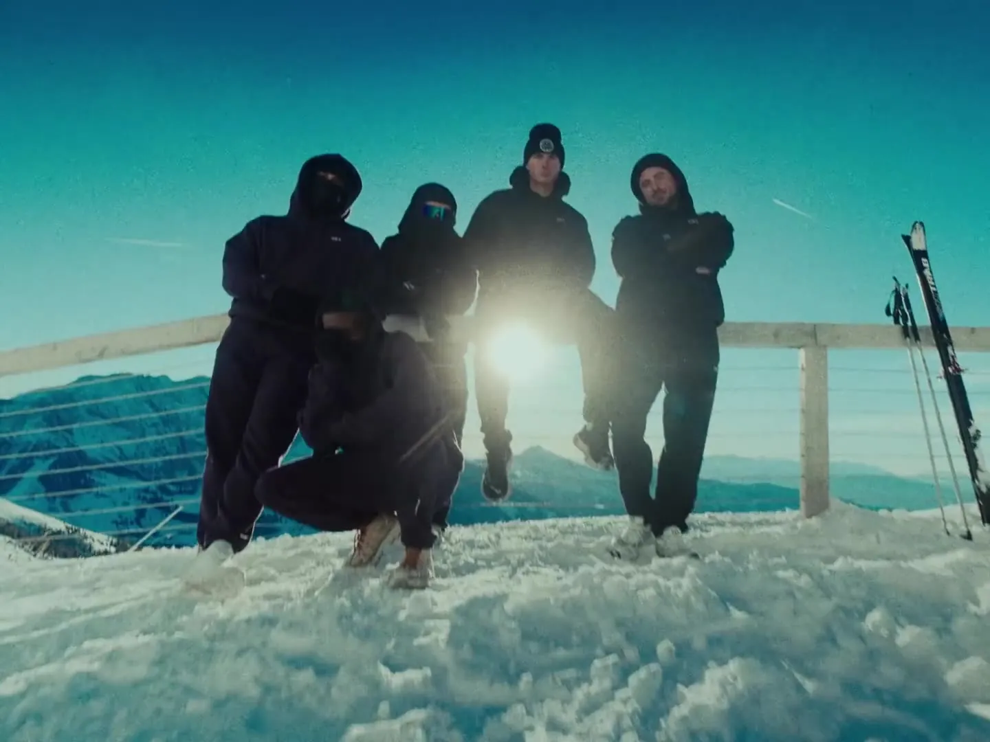 Athleten stehen im Gegenlicht der Golden Hour im Schnee